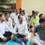 वेतन नहीं मिलने से नाराज शिक्षकों ने दिया धरना, कुलपति पर लगाए गंभीर आरोप कुलपति आवास के सामने धरना पर बैठे सिंडिकेट के सदस्य 7