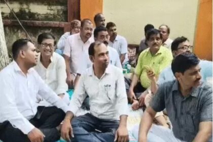 वेतन नहीं मिलने से नाराज शिक्षकों ने दिया धरना, कुलपति पर लगाए गंभीर आरोप कुलपति आवास के सामने धरना पर बैठे सिंडिकेट के सदस्य 12