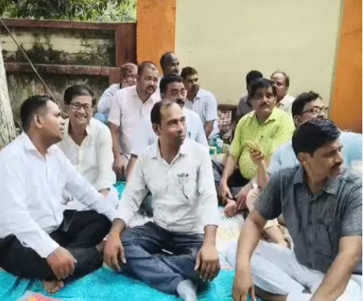 वेतन नहीं मिलने से नाराज शिक्षकों ने दिया धरना, कुलपति पर लगाए गंभीर आरोप कुलपति आवास के सामने धरना पर बैठे सिंडिकेट के सदस्य 1 वेतन नहीं मिलने से नाराज शिक्षकों ने दिया धरना, कुलपति पर लगाए गंभीर आरोप कुलपति आवास के सामने धरना पर बैठे सिंडिकेट के सदस्य 1