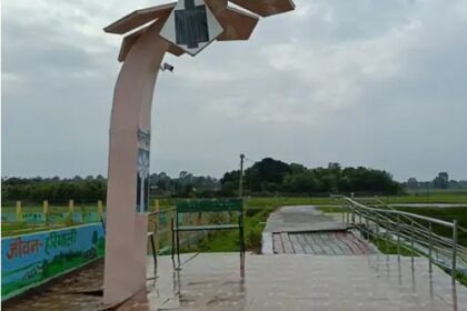35 लाख का अमृत जलाशय पहली बारिश में ही धंसा नीतीश कुमार ने फरवरी में इस जलाशय का किया था उद्घाटन, सोलर ट्री भी टूटा 12