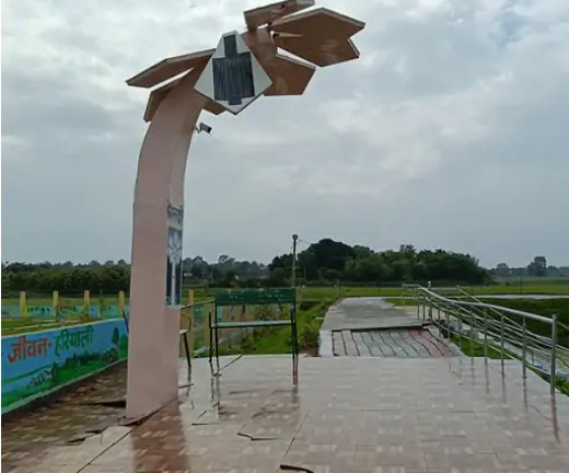 35 लाख का अमृत जलाशय पहली बारिश में ही धंसा नीतीश कुमार ने फरवरी में इस जलाशय का किया था उद्घाटन, सोलर ट्री भी टूटा 1