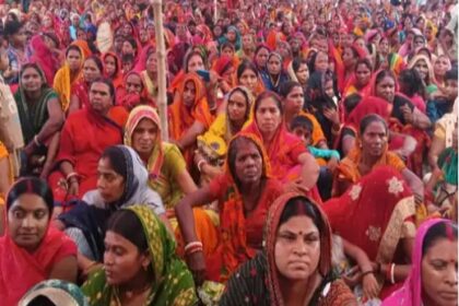 भ्रष्टाचार के खिलाफ विभूतिपुर प्रखंड परिसर में प्रदर्शन में महिलाओं की संख्या सर्वाधिक, बिना दलाल के सरकारी काम नहीं होने का आरोप 6