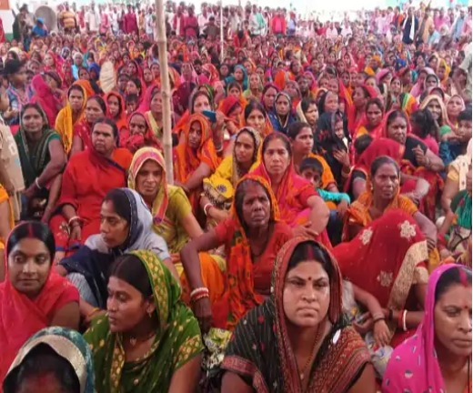 भ्रष्टाचार के खिलाफ विभूतिपुर प्रखंड परिसर में प्रदर्शन में महिलाओं की संख्या सर्वाधिक, बिना दलाल के सरकारी काम नहीं होने का आरोप 1