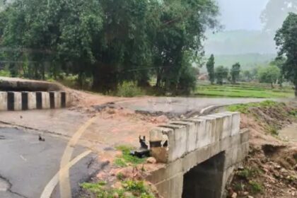 2 महीने पहले बना आरसीसी पूल धंसा, निर्माण काम मे लापरवाही का आरोप ठेकेदार-इंजीनियर के गठजोड़ पर सरकार नरम, सड़क टूटने से गांवों का संपर्क कटा 5
