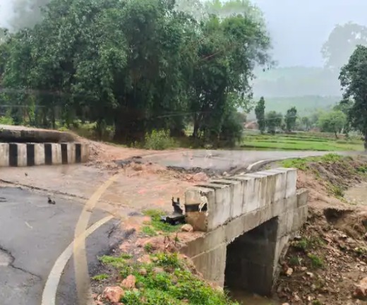 2 महीने पहले बना आरसीसी पूल धंसा, निर्माण काम मे लापरवाही का आरोप ठेकेदार-इंजीनियर के गठजोड़ पर सरकार नरम, सड़क टूटने से गांवों का संपर्क कटा 1