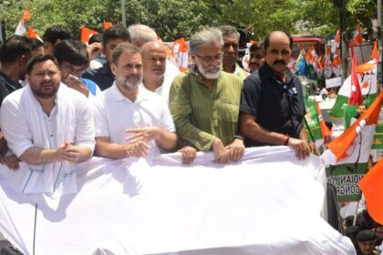 वोटबंदी के खिलाफ विपक्ष का बिहार बंद, राहुल-तेजस्वी के साथ दीपांकर भट्टाचार्य सड़क पर उतरे, निर्वाचन आयोग की तरफ मार्च.. 2