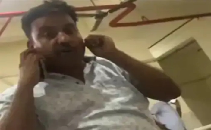 थानेदार की दबंगई का मामला पहुंचा मानवाधिकार आयोग क्लर्क के बाद कॉलेज की महिला कर्मचारी ने थानेदार पर लगाया पिटाई करने का आरोप 1 थानेदार की दबंगई का मामला पहुंचा मानवाधिकार आयोग क्लर्क के बाद कॉलेज की महिला कर्मचारी ने थानेदार पर लगाया पिटाई करने का आरोप 1