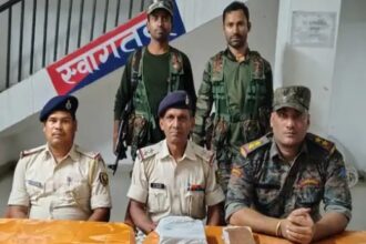 नक्सलियों के ठिकाने पर छापे में बड़ी मात्रा में असलहे बरामद 18