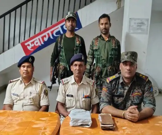 नक्सलियों के ठिकाने पर छापे में बड़ी मात्रा में असलहे बरामद 1