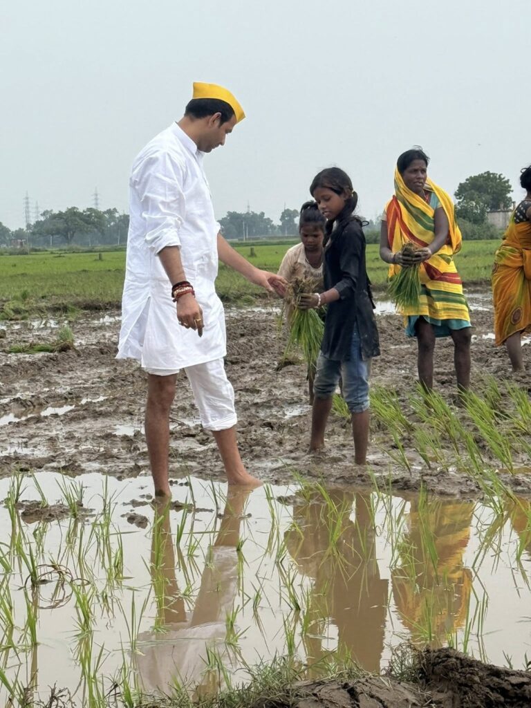 आरा में तेजप्रताप यादव ने घुटने तक पैजामा चढ़ाकर पानी में उतरे, खेत में धान बोया, किसानों और महिलाओं से जाना हाल 2 आरा में तेजप्रताप यादव ने घुटने तक पैजामा चढ़ाकर पानी में उतरे, खेत में धान बोया, किसानों और महिलाओं से जाना हाल 1