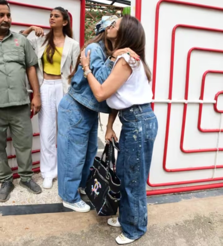 खान परिवार की पूर्व-बहुओं ने एक-दूसरे से की मुलाकात, कूल पोज देखकर दर्शक खुश 2
