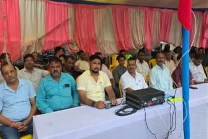 अनिश्चितकालीन हड़ताल पर गए लिपिकीय संवर्गकर्मी बिना काम कराए ही वापस लौट रहे लोग, धरना-प्रदर्शन जारी 5