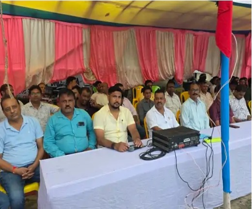 अनिश्चितकालीन हड़ताल पर गए लिपिकीय संवर्गकर्मी बिना काम कराए ही वापस लौट रहे लोग, धरना-प्रदर्शन जारी 1 अनिश्चितकालीन हड़ताल पर गए लिपिकीय संवर्गकर्मी बिना काम कराए ही वापस लौट रहे लोग, धरना-प्रदर्शन जारी 1
