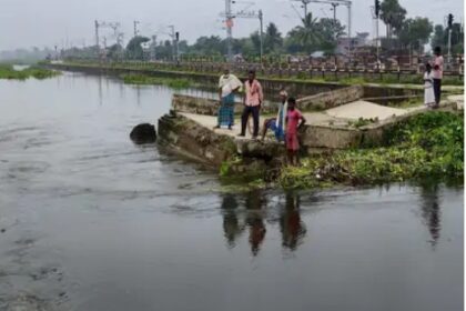 बाढ़ और बारिश से 15 फीट सड़क बही 12