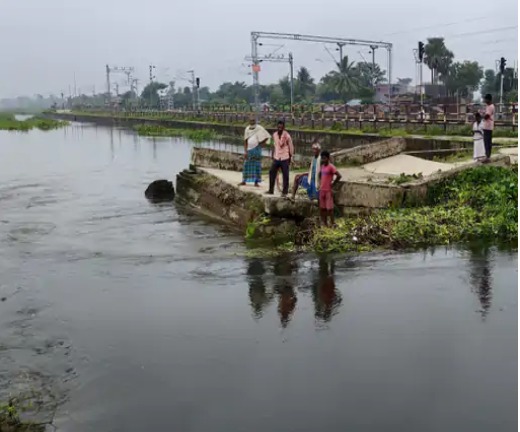बाढ़ और बारिश से 15 फीट सड़क बही 1 बाढ़ और बारिश से 15 फीट सड़क बही 1