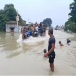 कोसी नदी के दबाव से भागलपुर में जमींदारी बांध टूटापानी में लेट कर स्थानीय लोगों ने किया प्रदर्शन, कहा - रोड भी रहने लायक नहीं बचा 5