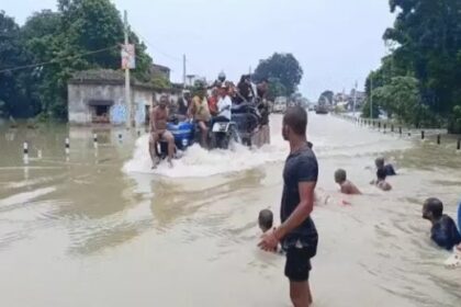कोसी नदी के दबाव से भागलपुर में जमींदारी बांध टूटापानी में लेट कर स्थानीय लोगों ने किया प्रदर्शन, कहा - रोड भी रहने लायक नहीं बचा 9