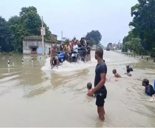 कोसी नदी के दबाव से भागलपुर में जमींदारी बांध टूटापानी में लेट कर स्थानीय लोगों ने किया प्रदर्शन, कहा - रोड भी रहने लायक नहीं बचा 1 कोसी नदी के दबाव से भागलपुर में जमींदारी बांध टूटापानी में लेट कर स्थानीय लोगों ने किया प्रदर्शन, कहा - रोड भी रहने लायक नहीं बचा 1