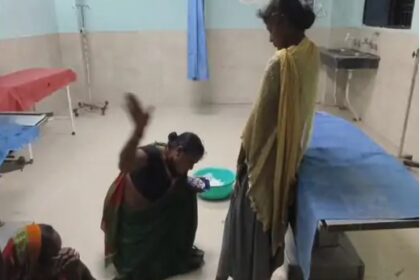 अस्पताल के इमरजेंसी में तांत्रिक ने किया झाड़ फूंक 9