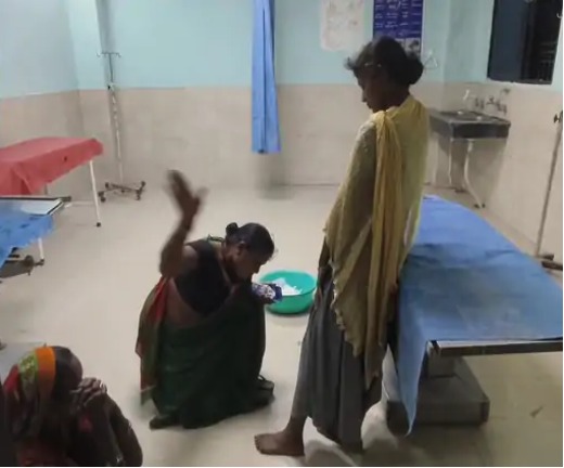 अस्पताल के इमरजेंसी में तांत्रिक ने किया झाड़ फूंक 1 अस्पताल के इमरजेंसी में तांत्रिक ने किया झाड़ फूंक 1