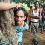 पेड़ से बांध कर चोर की पिटाई 3