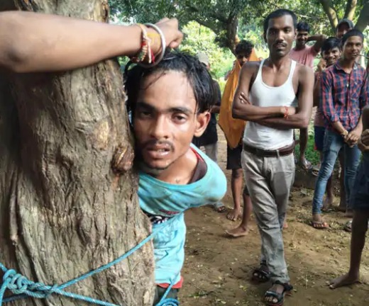 पेड़ से बांध कर चोर की पिटाई 1