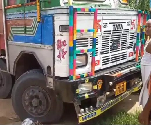 बालू लदे ट्रक ने बच्चे को रौंदा 1 बालू लदे ट्रक ने बच्चे को रौंदा 1