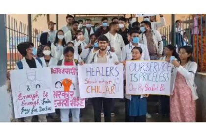 भागलपुर में जूनियर डॉक्टरों ने की स्टाइपेंड बढ़ाने की मांग20 से 40 हजार रुपए करने की डिमांड, न होने पर आंदोलन तेज करने की दी चेतावनी 13