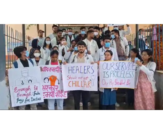 भागलपुर में जूनियर डॉक्टरों ने की स्टाइपेंड बढ़ाने की मांग20 से 40 हजार रुपए करने की डिमांड, न होने पर आंदोलन तेज करने की दी चेतावनी 1 भागलपुर में जूनियर डॉक्टरों ने की स्टाइपेंड बढ़ाने की मांग20 से 40 हजार रुपए करने की डिमांड, न होने पर आंदोलन तेज करने की दी चेतावनी 1