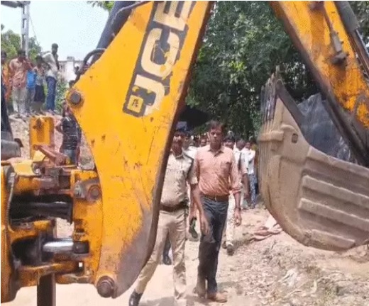 रेलवे की जमीन पर 46 साल से कब्जा,अतिक्रमण हटाने के दौरान हंगामा 1 रेलवे की जमीन पर 46 साल से कब्जा,अतिक्रमण हटाने के दौरान हंगामा 1