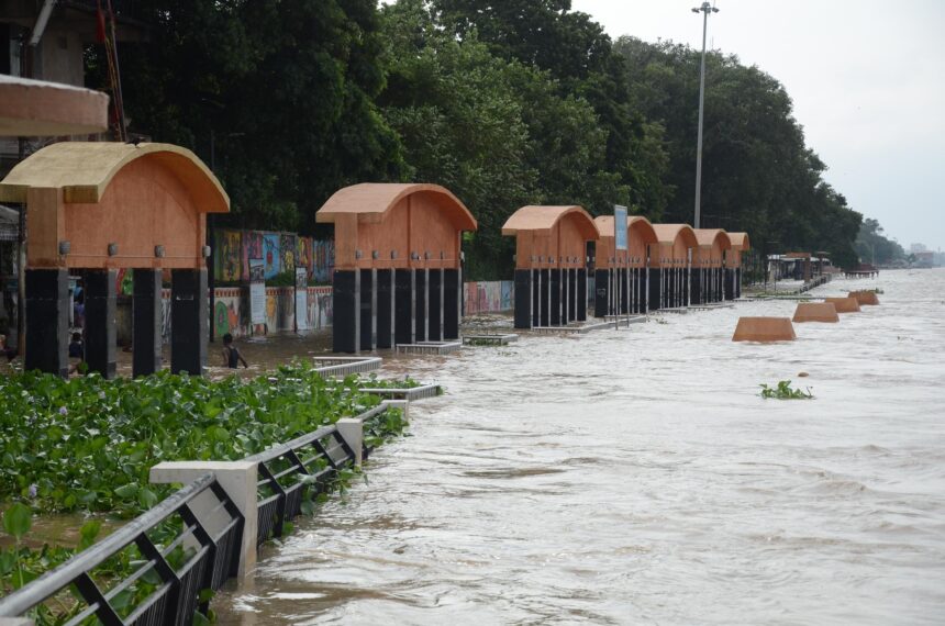 पटना में गंगा का रौद्र रूप: गांधीघाट और दीघाघाट पर गंभीर बाढ़ की स्थिति बरकरार 1