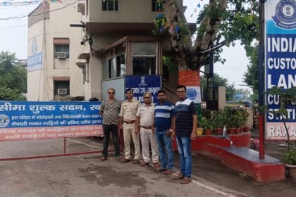 नेपाल में हिंसा को लेकर सीमा पर एसएसबी जवान सख्त सुपौल में भारत-नेपाल बॉर्डर पर स्थिति सामान्य, सघन जांच के बाद एंट्री 12