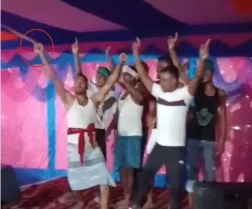 कट्टा लहराने का वीडियो वायरल, 8 के खिलाफ एफआईआर आरोपी के घर से शराब जब्त, एक गिरफ्तार 1 कट्टा लहराने का वीडियो वायरल, 8 के खिलाफ एफआईआर आरोपी के घर से शराब जब्त, एक गिरफ्तार 1
