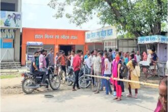 महुआ में पारा मेडिकल छात्रों का हंगामा, किया सड़क जाम 4