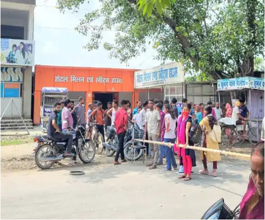 महुआ में पारा मेडिकल छात्रों का हंगामा, किया सड़क जाम 1