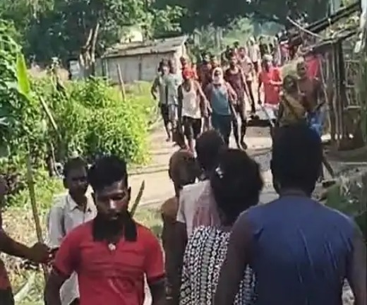 बच्चे के चॉकलेट का डब्बा छूने पर विवाद 1 बच्चे के चॉकलेट का डब्बा छूने पर विवाद 1