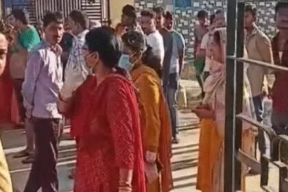 मुख्य द्वार पर रखे दीपक से घर में लगी आग, चंद मिनटों में हो गई विकरालबीओआई के आरएम, पत्नी और 2 बच्चे झुलसे; गंभीर हालत में सभी पटना रेफर 2