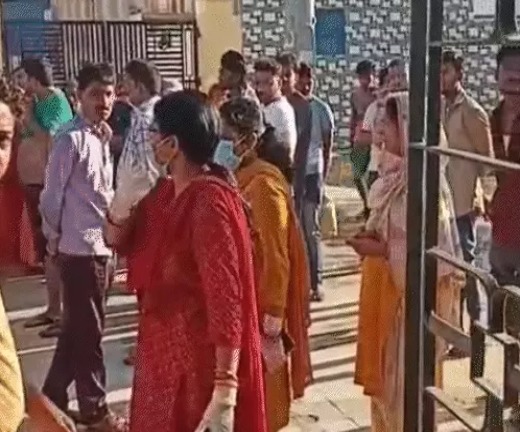 मुख्य द्वार पर रखे दीपक से घर में लगी आग, चंद मिनटों में हो गई विकरालबीओआई के आरएम, पत्नी और 2 बच्चे झुलसे; गंभीर हालत में सभी पटना रेफर 1