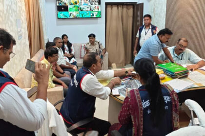 “बिहार में बड़ी कार्रवाई: बिजली विभाग के इंजीनियर विवेकानंद के 6 ठिकानों पर EOU ने मारा छापा, करोड़ों की संपत्ति की जांच” 15