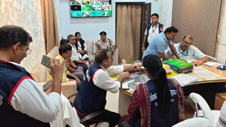 “बिहार में बड़ी कार्रवाई: बिजली विभाग के इंजीनियर विवेकानंद के 6 ठिकानों पर EOU ने मारा छापा, करोड़ों की संपत्ति की जांच” 1