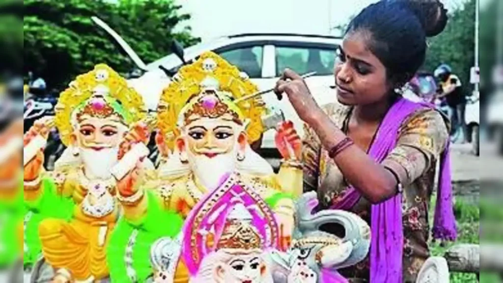 Vishwakarma Puja 2025: भगवान विश्वकर्मा जयंती पर जानें पूजा का शुभ मुहूर्त, शॉपिंग और निवेश के खास समय 2