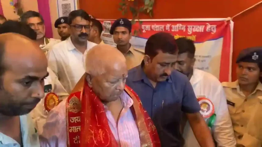 लालू प्रसाद यादव ने डाक बंगला चौराहा पंडाल में की माँ दुर्गा की पूजा, समर्थकों में दिखा भारी उत्साह 1