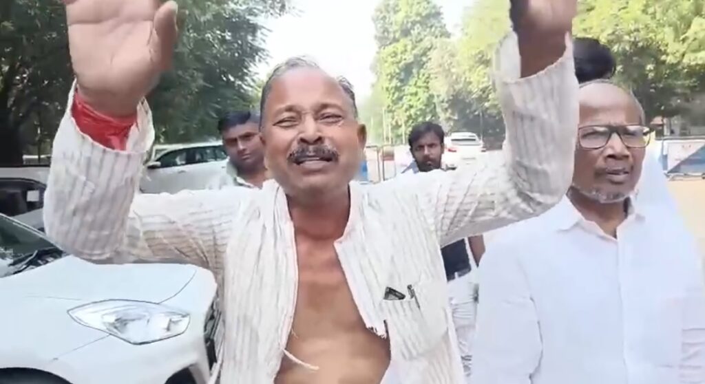 बिहार चुनाव 2025 — लालू यादव के घर के बाहर हाई-वोल्टेज ड्रामा, RJD पर 2.7 करोड़ की मांग का आरोप 2 बिहार चुनाव 2025 — लालू यादव के घर के बाहर हाई-वोल्टेज ड्रामा, RJD पर 2.7 करोड़ की मांग का आरोप 2