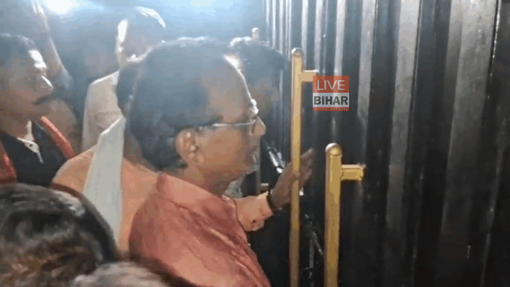 अशोक महतो को राबड़ी आवास में नहीं मिली एंट्री,तेजस्वी के गार्ड ने दरवाजे पर हीं रोका, जाने क्या है पूरा मामला! 2 अशोक महतो को राबड़ी आवास में नहीं मिली एंट्री,तेजस्वी के गार्ड ने दरवाजे पर हीं रोका, जाने क्या है पूरा मामला! 1