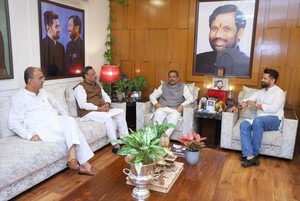Bihar Election 2025: चिराग पासवान ने बढ़ाई NDA की मुश्किलें — 35 सीटों की जिद से सियासत में गरमी, बोले “सही समय पर होगा खुलासा” 2 Bihar Election 2025: चिराग पासवान ने बढ़ाई NDA की मुश्किलें — 35 सीटों की जिद से सियासत में गरमी, बोले “सही समय पर होगा खुलासा” 1