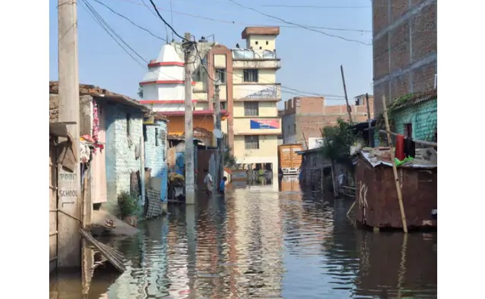 मुजफ्फरपुर में तबाही: बूढ़ी गंडक नदी का कहर, 500 झोपड़ियां डूबीं और थाने तक पहुंचा बाढ़ का पानी 2 मुजफ्फरपुर में तबाही: बूढ़ी गंडक नदी का कहर, 500 झोपड़ियां डूबीं और थाने तक पहुंचा बाढ़ का पानी 1