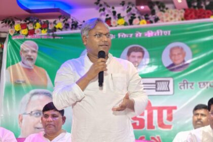 देसरी में मनीष वर्मा चुनावी सभा को संबोधित करते हुए