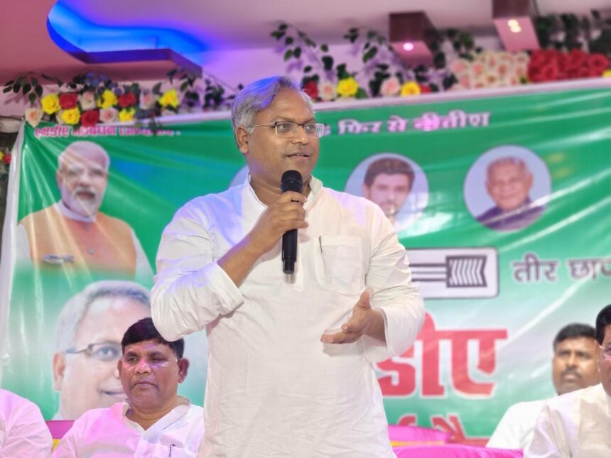 देसरी में मनीष वर्मा का गरजता बयान — विपक्ष को बताया ‘झूठ का पुलिंदा’, नीतीश कुमार को बताया बिहार का अजातशत्रु 1 देसरी में मनीष वर्मा चुनावी सभा को संबोधित करते हुए