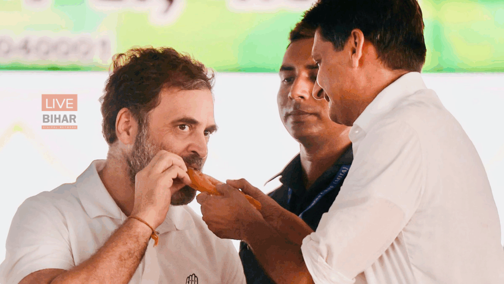 Bihar News: राहुल गांधी की ‘जलेबी’ छानने वाली फोटो ने खोला सवाल-खाना, महागठबंधन में दिखी घोर असहमति — 5 बड़ी बातें 2 Bihar News: राहुल गांधी की ‘जलेबी’ छानने वाली फोटो ने खोला सवाल-खाना, महागठबंधन में दिखी घोर असहमति — 5 बड़ी बातें 1