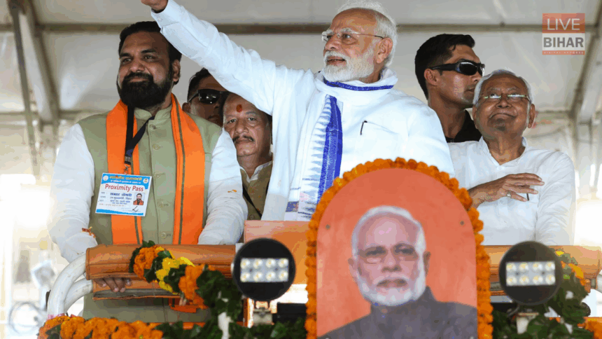 सहरसा में बिहार चुनाव 2025 के दौरान पीएम मोदी की चुनावी रैली में संबोधन करते हुए